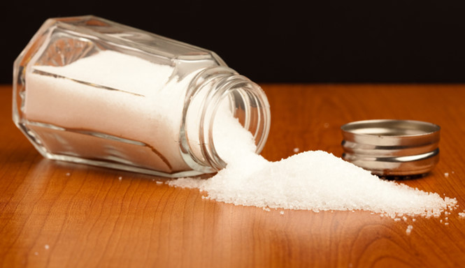 Ăn nhiều muối có thể gây sạn thận - Ảnh: Shutterstock