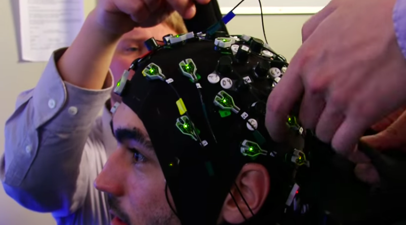 Mũ chụp điện cực truyền thông tin trực tiếp vào não. Ảnh: HLR Labs.