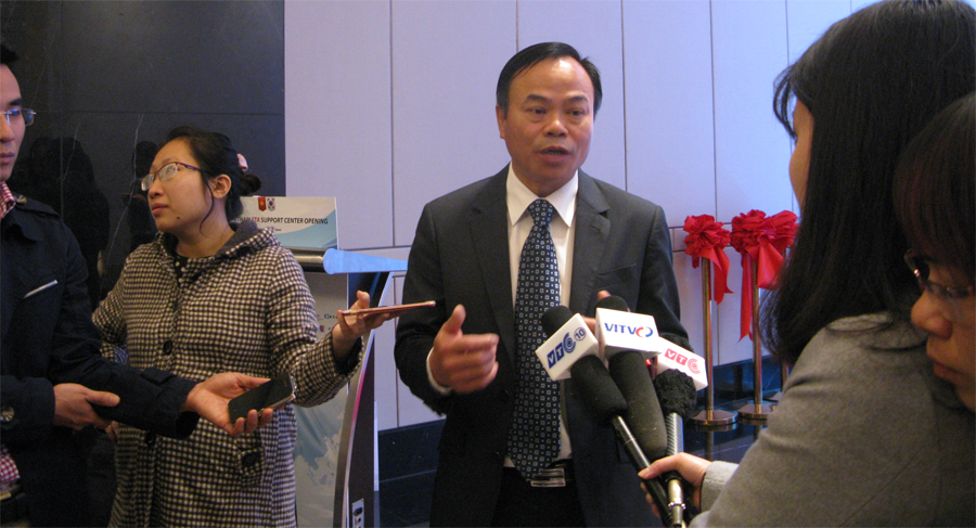  Tổng cục trưởng Trần Văn Vinh trả lời phỏng vấn của các báo đài.