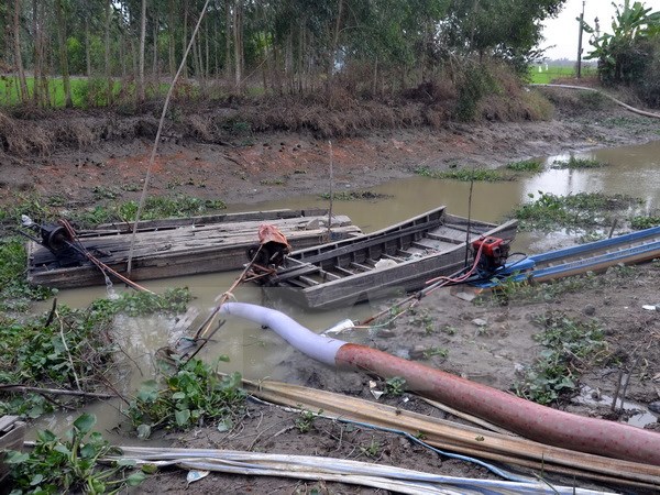 Các con kênh nội đồng ở xã Phong Tân (thị xã Giá Rai, tỉnh Bạc Liêu) đang cạn nước. (Ảnh: Nguyễn Thanh Liêm/TTXVN)