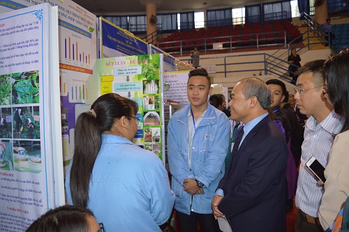 Thứ trưởng Nguyễn Vinh Hiển thăm quan các gian hàng và trao đổi với thí sinh