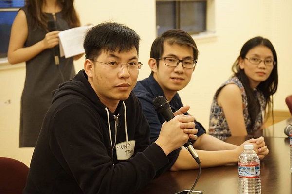 Tiến sĩ Trần Việt Hùng giải đáp câu hỏi từ khán giả “Làm thế nào để một nghiên cứu sinh người Việt Nam trên đất Mĩ biến một ý tưởng trong đầu trở thành ứng dụng giáo dục hàng đầu và huy động được các khoảng đầu tư hàng triệu USD?”.