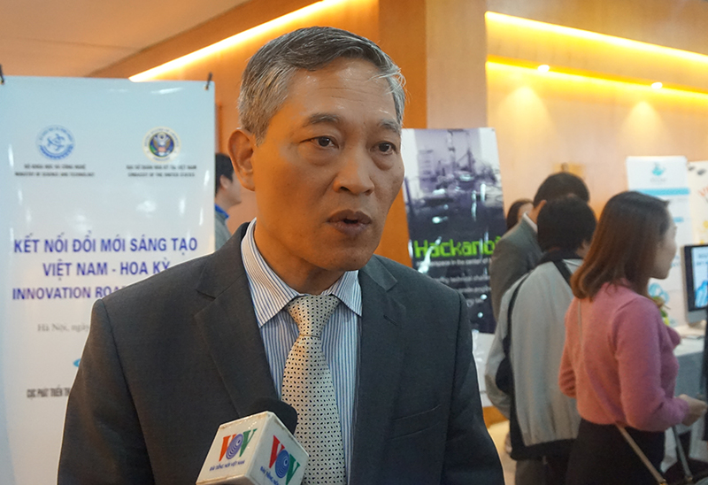 Thứ trưởng Trần Văn Tùng trả lời báo chí tại sự kiện kết nối đổi mới sáng tạo.