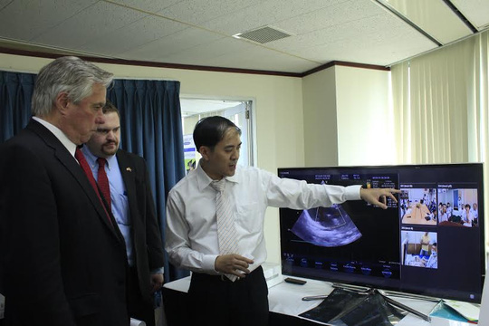 Ông Nguyễn Chí Ngọc, giảng viên Đại học Bách khoa TP. HCM (đại diện công ty iNext Technology), đang giới thiệu hệ thống hội chẩn y tế iTeleM - hỗ trợ cho việc chẩn đoán và điều trị từ xa, tại cuộc triển lãm. Ảnh: Thu Hằng