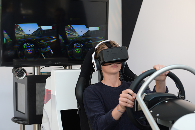  Thiết bị tương tác thực tế ảo Oculus Rift của Lexus. Ảnh. Venturebeat.com 