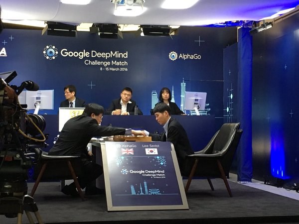 Kỳ thủ Lee Se-dol (trái) đấu với máy tính của Google. (Nguồn: twitter.com)