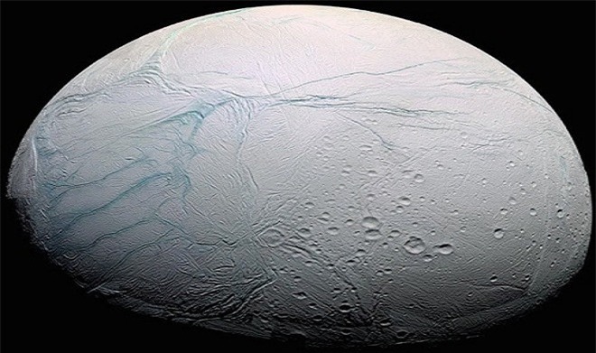 Enceladus là mặt trăng lớn thứ 6 của sao Thổ. 
