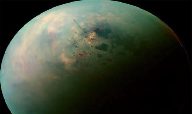 Vệ tinh lớn nhất của sao Thổ, Titan, là vật thể duy nhất trong hệ Mặt Trời có hồ trên bề mặt.