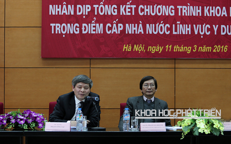 Thứ trưởng Bộ KH&CN Phạm Công Tạc (trái) cùng GS-TS Phạm Gia Khánh (phải) trong buổi họp báo nhân dịp tổng kết chương trình KH&CN trọng điểm cấp nhà nước lĩnh vực y - dược KC.10/11-15. Ảnh: Lê Loan