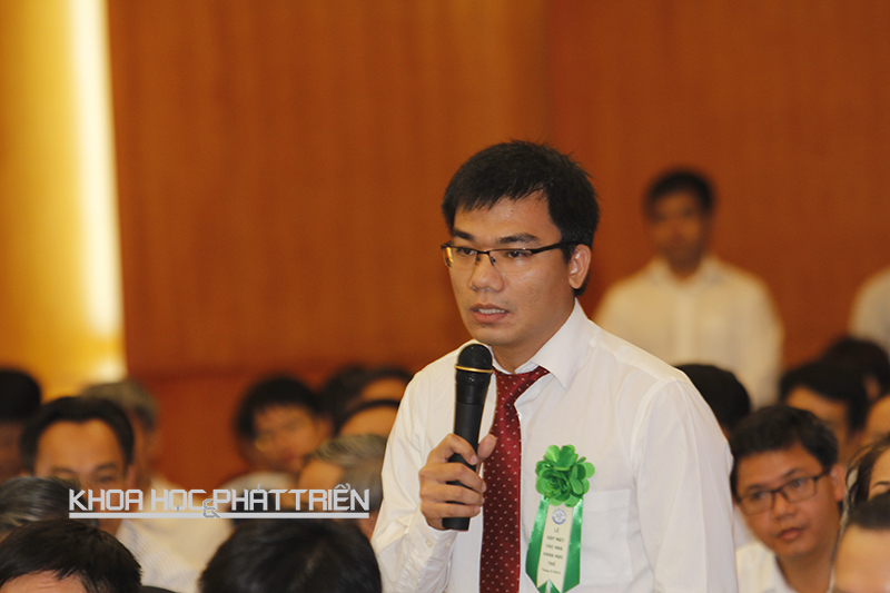 TS Phạm Văn Phúc đang trình bày trong buổi gặp gỡ giữa các nhà khoa học trẻ tiêu biểu 2015 với Thủ tướng Nguyễn Tấn Dũng. Ảnh: LV