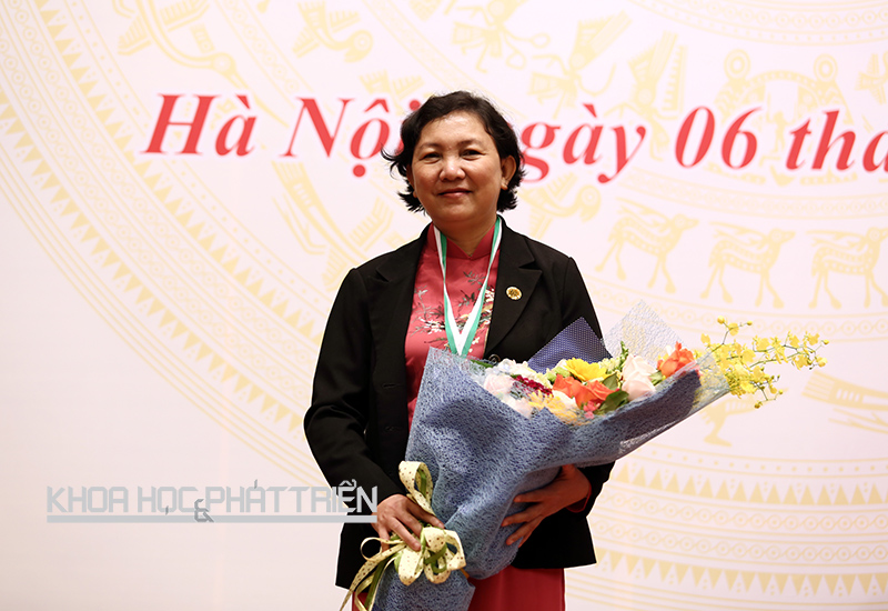 TS-BS Phạm Thị Ngọc Thảo trong lễ nhận giải thưởng Kovalevskaia 2015. Ảnh: Lê Loan 