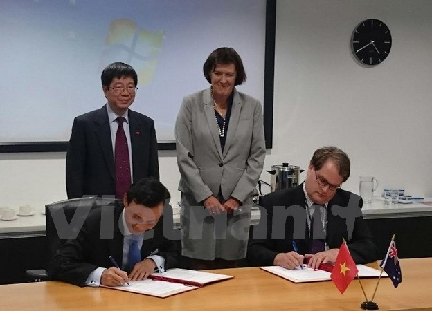 Thứ trưởng Trần Quốc Khánh và tiến sỹ Sue Weston chứng kiến lễ ký biên bản hợp tác khoa học và công nghệ Việt Nam-Australia. (Ảnh do đoàn cung cấp).
