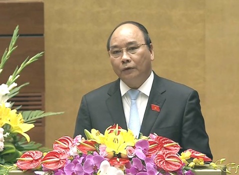 Phó Thủ tướng Nguyễn Xuân Phúc trình báy báo cáo trước Quốc hội sáng 21/3.