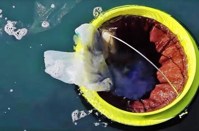Máy lọc làm sạch đại dương Seabin có thể thu thập rác, chai nhựa, giấy, dầu, nhiên liwwju và chất tẩy rửa nổi trên mặt biển.