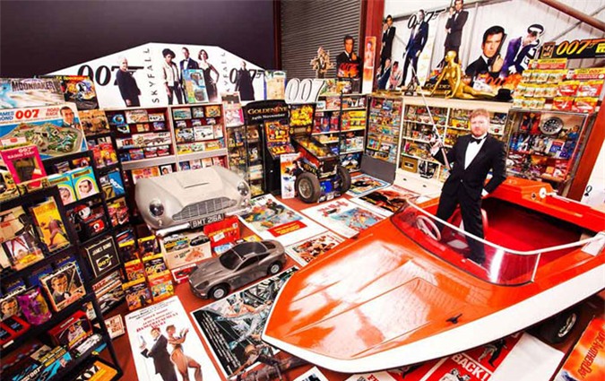 Anh Nick Bennett, 47 tuổi, đến từ nước Anh, nắm giữ kỷ lục về bộ sưu tập gồm 12.463 món đồ liên quan tới chàng điệp viên James Bond.