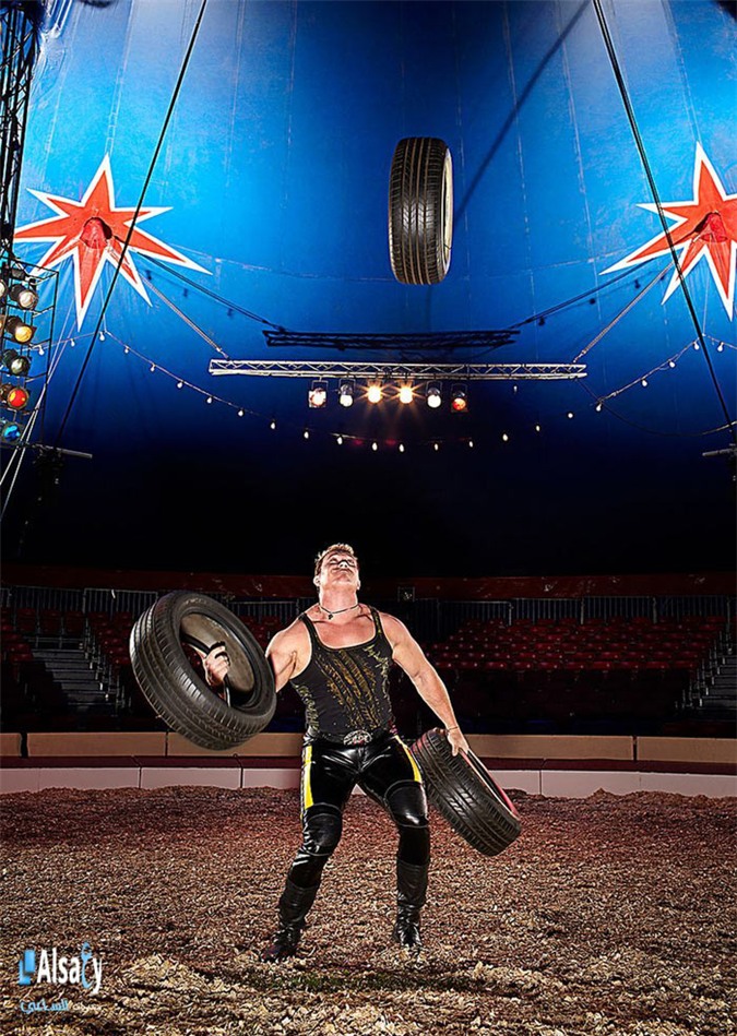 Anh Denys Ilchenko, người Ukraina có thể tung hứng 3 chiếc lốp ô tô nặng 26,98 kg. Tài năng này của anh đã được ghi nhận trong sách kỷ lục Guinness Thế giới.