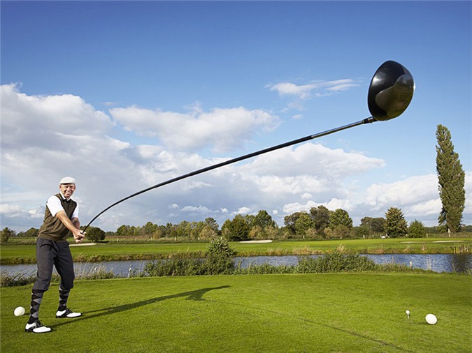 Cây gậy chơi golf dài 4,37 m được ghi vào sách kỷ lục Guinness Thế giới. Tay golf chuyên nghiệp Karsten Maas, 46 tuổi, đến từ Đan Mạch, là người "cầm cương" cây gậy khổng lồ này để đánh quả golf bay xa 165,4 m.