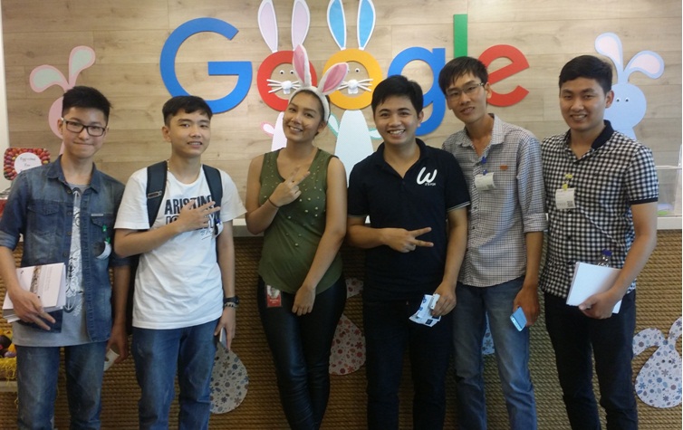 Tour tham quan văn phòng Google Singapore bắt đầu với sự chào đón nhiệt tình của một thành viên của team Google Đông Nam Á.