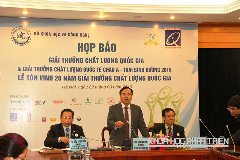 Ông Trần Văn Vinh (giữa) - Tổng cục trưởng Tổng cục Tiêu chuẩn - Đo lường - Chất lượng phát biểu tại buổi họp báo công bố giải thưởng. Ảnh: TH