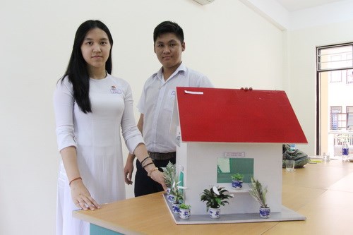 Huy Đức và Mỹ Duyên với mô hình ngôi nhà giảm thiểu ô nhiễm môi trường cho dân cư khu vực lân cận bãi rác Khánh Sơn.