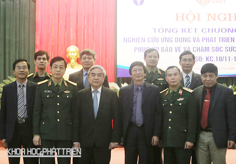 Bộ trưởng Nguyễn Quân chụp ảnh lưu niệm cùng các đại biểu tham dự hội nghị. Ảnh: Lê Loan.