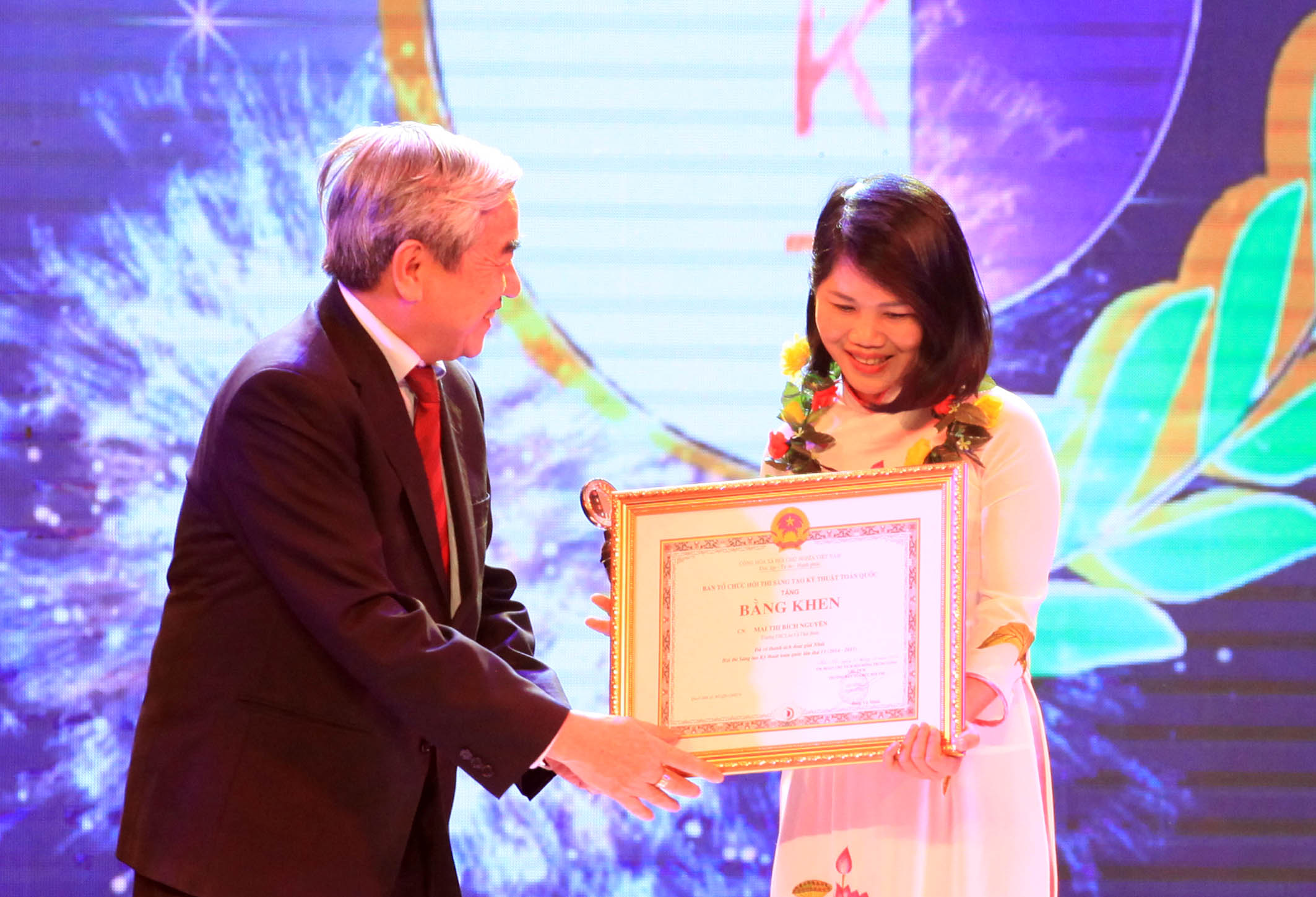 Ông Nguyễn Quân – Bộ trưởng Bộ Khoa học và Công nghệ trao giải nhất cho 6 giải nhất của Hội thi. Ảnh Anh Tuấn.