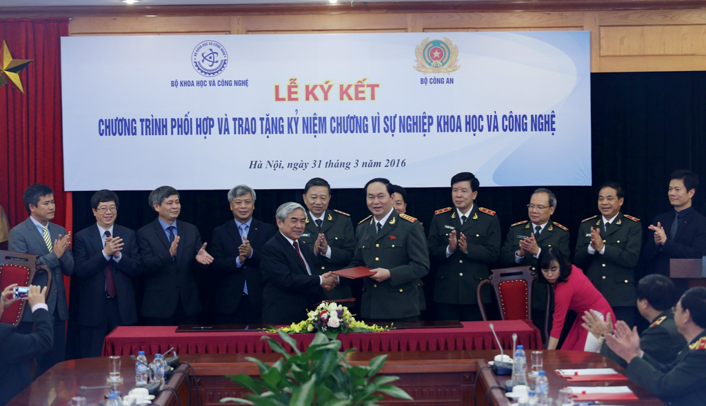 Bộ trưởng Nguyễn Quân và Trần Đại Quang ký kết chương trình phối hợp trước sự chứng kiến của lãnh đạo hai bộ