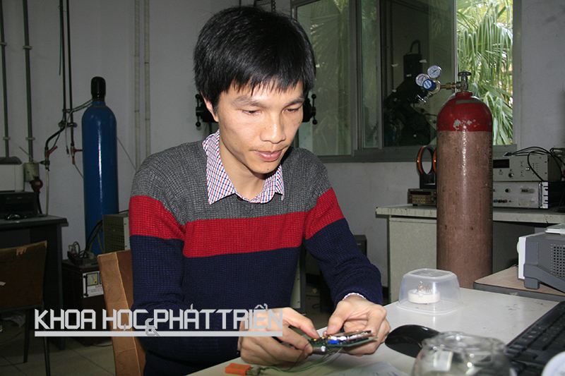 TS Nguyễn Văn Duy đang tiến hành làm thí nghiệm đo cảm biến khí gas. Ảnh: Huy Ba