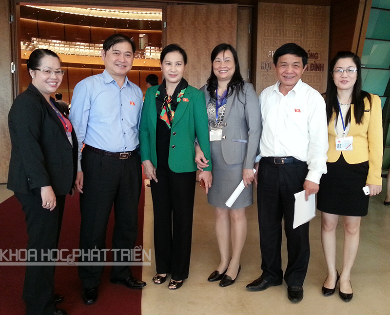 Bà Nguyễn Thị Kim Ngân (thứ 3 từ trái sang) chụp ảnh cùng các đại biểu và cán bộ văn phòng Quốc hội tại kỳ họp thứ 10, Quốc hội khóa 13.