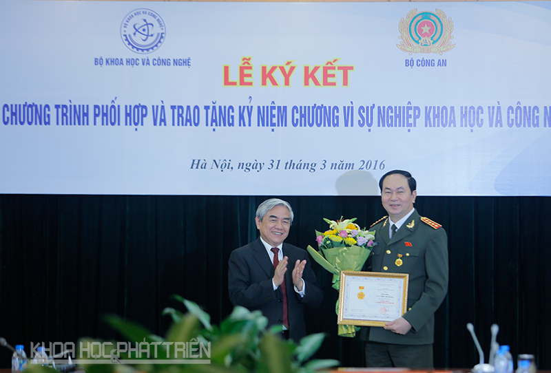 Bộ trưởng Bộ KH&CN - Nguyễn Quân trao tặng Kỷ niệm chương vì sự nghiệp khoa học công nghệ cho Bộ trưởng Bộ Công an- Trần Đại Quang. Ảnh Loan Lê