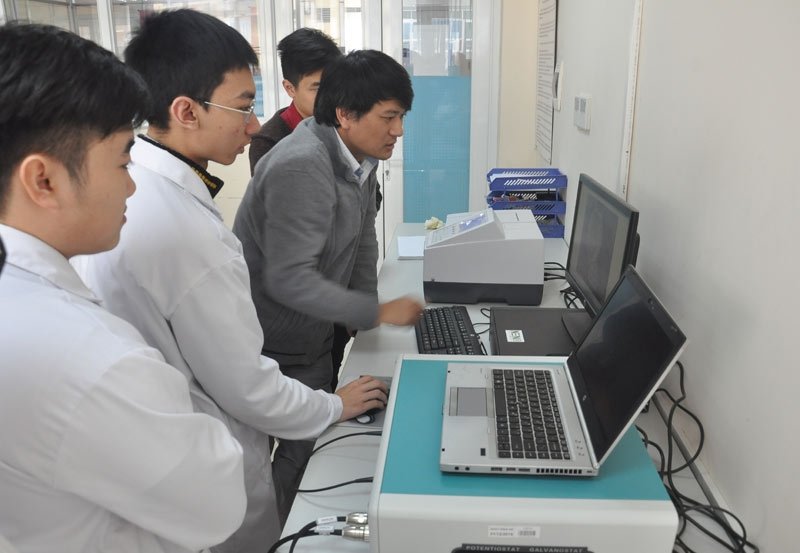 TS Trần Đình Phong hướng dẫn sinh viên thực hành thí nghiệm (Ảnh: Văn Chung)