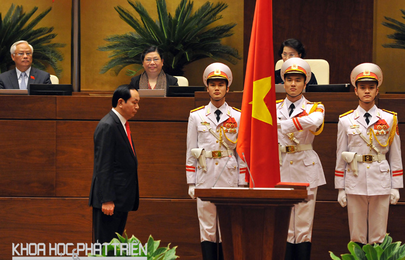 Tân Chủ tịch nước Trần Đại Quang tiến lên bục tuyên thệ. Ảnh NY. . Ảnh NY
