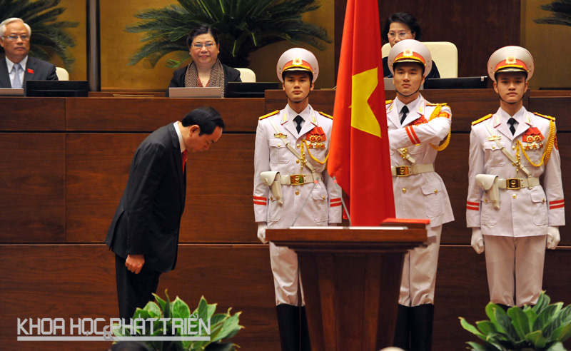 Tân Chủ tịch nước Trần Đại Quang bước tới bục nghi lễ, cúi chào trước lá cờ Tổ quốc. Ảnh: NY.