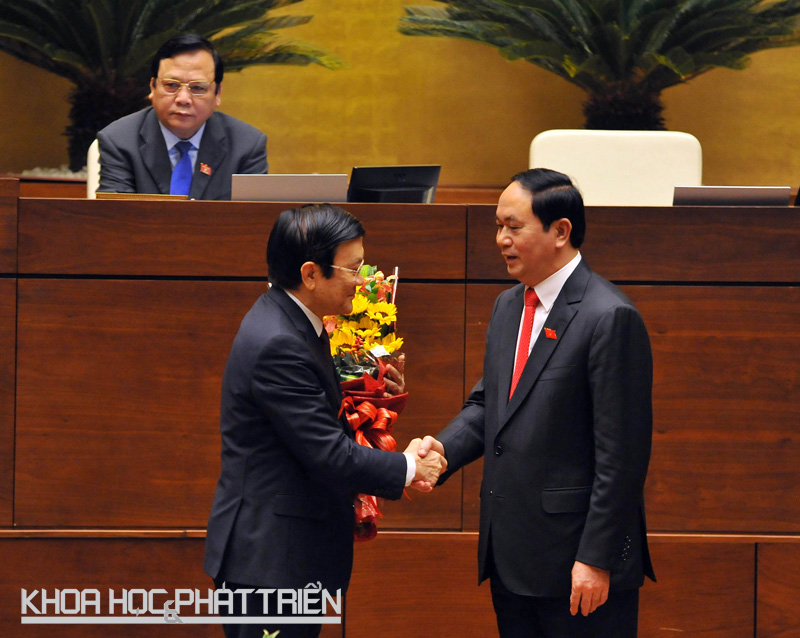 ông Trần Đại Quang tặng hoa và bày tỏ lòng cảm ơn với nguyên Chủ tịch nước Trương Tấn Sang. Ảnh: NY.