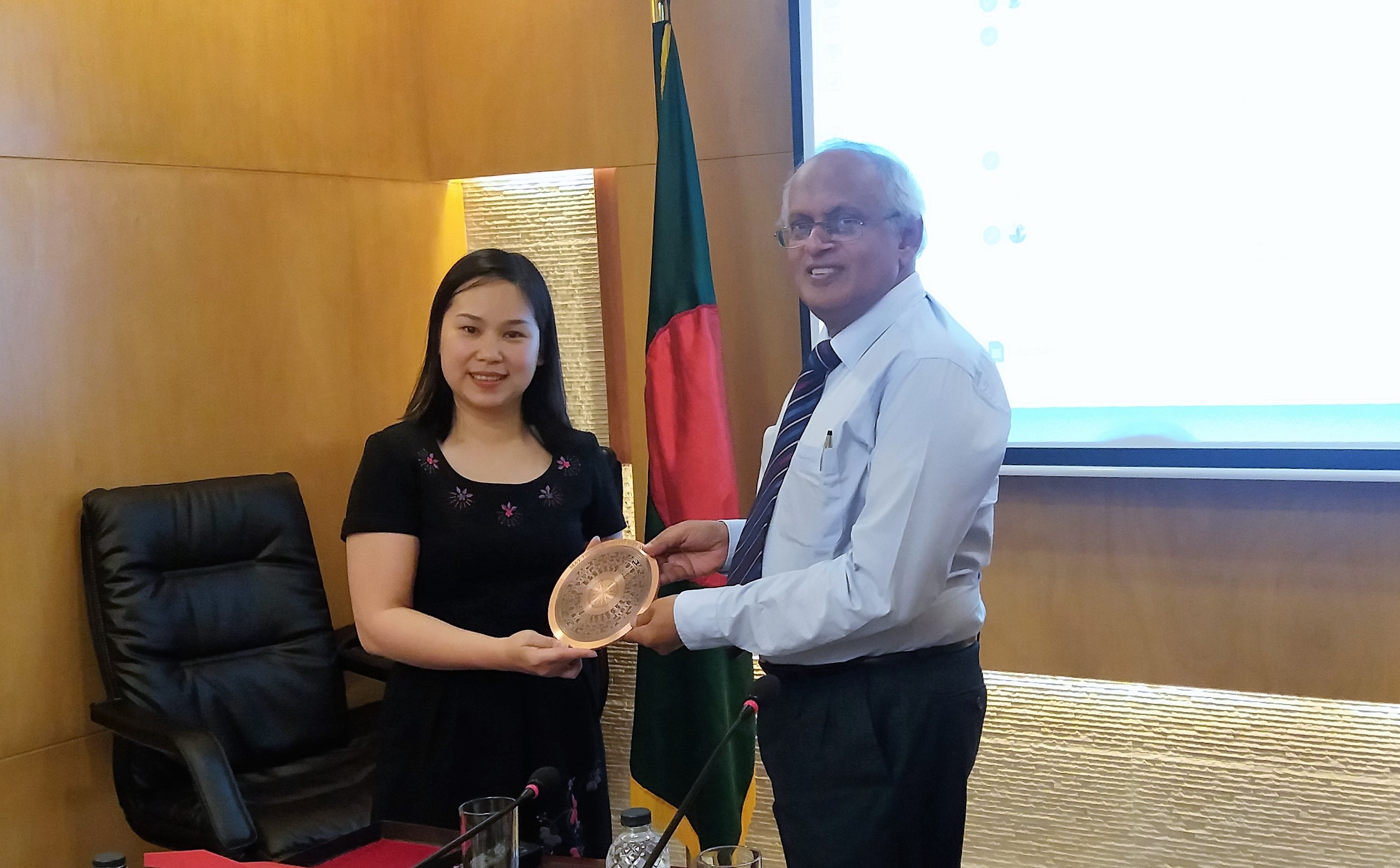 Ông Dileepa de Silva, Chủ tịch APICTA trao Kỷ niệm chương của Liên minh cho bà Nguyễn Thị Thu Giang, Phó Tổng Thư ký VINASA.