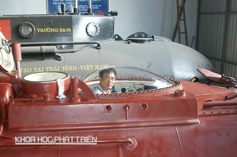 Kỹ sư Nguyễn Quốc Hòa lái thử nghiệm tàu ngầm Trường Sa 1. Ảnh: Minh Tú