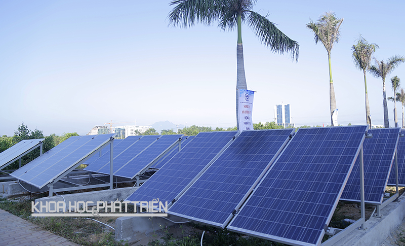 Năng lượng mặt trời đã giải được bài toán cung cấp điện sinh hoạt cho các vùng sâu, vùng xa. (Ảnh chụp tháng 10/2015 tại Trung tâm Nghiên cứu - chuyển giao và giám định công nghệ - Khu CNC Hoà Lạc. Ảnh: Phượng Hằng