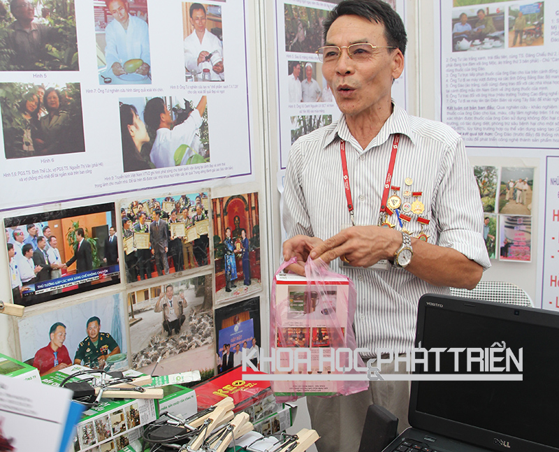 Nông dân sáng chế bẫy bắt chuột tham gia triển lãm tại Chợ thiết bị và công nghệ quốc tế Việt Nam 2015. Ảnh: Thu Vân