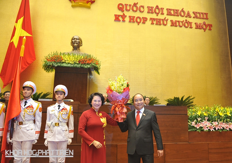 Chủ tịch Quốc hội Nguyễn Thị Kim Ngân tặng hoa chúc mừng Tân Thủ tướng. Ảnh. NY.