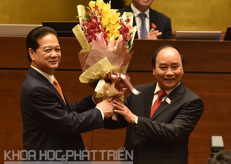 Tân Thủ tướng Nguyễn Xuân Phúc tặng hoa và tỏ lòng cảm ơn tới nguyên Thủ tướng Nguyễn Tấn Dũng. Ảnh: NY.