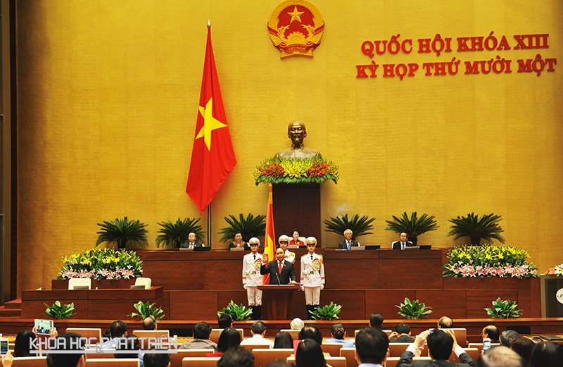 Tân Thủ tướng Nguyễn Xuân Phúc thực hiện nghi lễ tuyên thệ ngay sau khi Quốc hội bỏ phiếu thông qua Nghị quyết công nhận kết quả. Ảnh: NY.