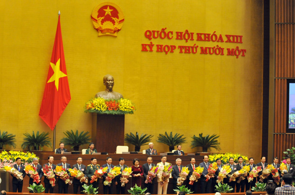 Chủ tịch Quốc hội Nguyễn Thị Kim Ngân tặng hoa chúc mừng các Phó Thủ tướng, Bộ trưởng và thành viên khác của Chính phủ vừa được Quốc hội phê chuẩn. Ảnh: Hồ Như.