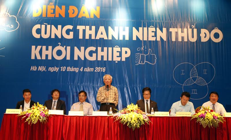 Ông Vũ Khoan - nguyên Phó Thủ tướng Chính phủ giao lưu, chia sẻ thông tin cho các bạn đoàn viên thanh niên tại Ngày hội thanh niên Thủ đô khởi nghiệp lần thứ I năm 2016
