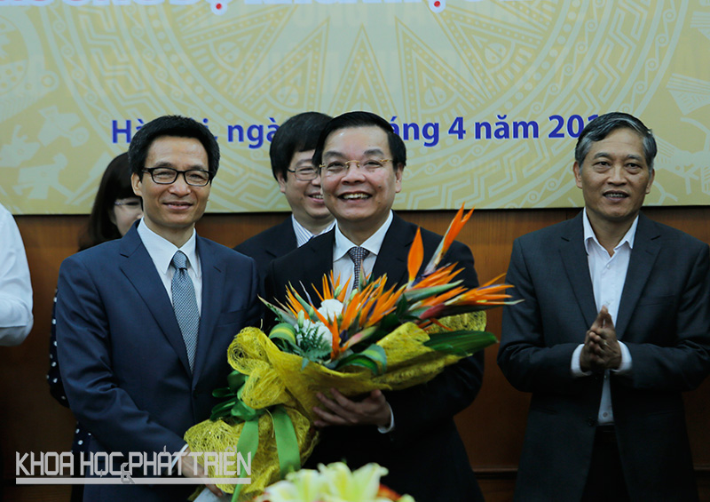 Phó Thủ tướng Vũ Đức Đam tặng hoa chúc mừng Bộ trưởng Chu Ngọc Anh trên cương vị mới. Ảnh: Loan Lê.