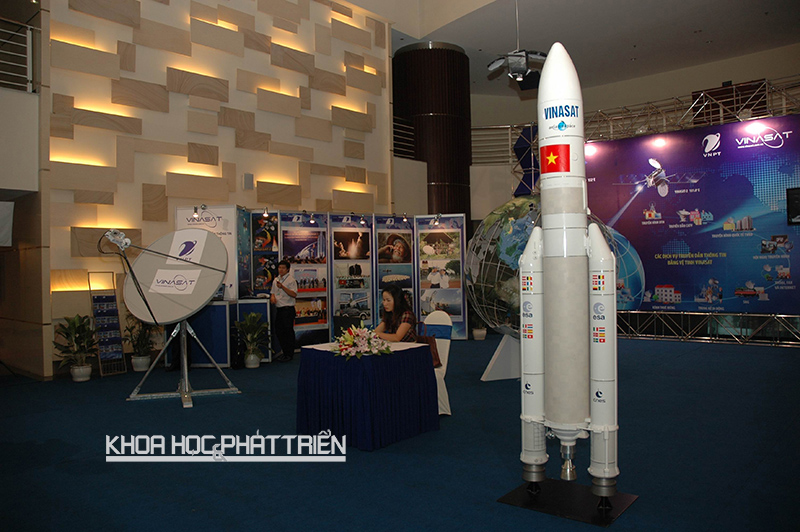 Vinasat-2 được Lockheed Martin (công ty của Mỹ) sản xuất và đã được phóng thành công  lên quỹ đạo ngày 16/5/2012. (Ảnh mô hình vệ tinh địa tĩnh Vinasat-2 tại trụ sở VNPT). 