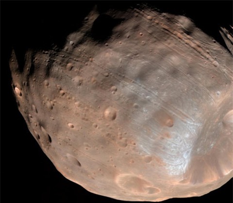 Mỗi thế kỷ trôi qua, quỹ đạo của Phobos lại thu nhỏ và tiến gần đến sao Hỏa 2 m.