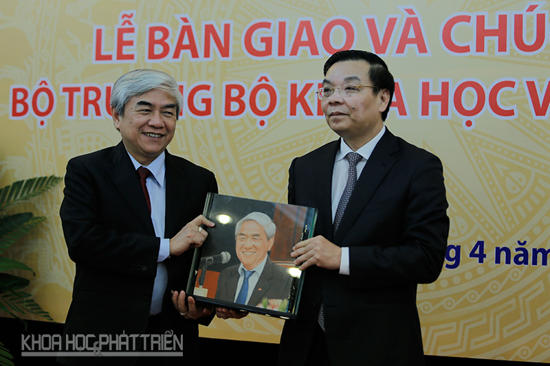 Bộ trưởng Chu Ngọc Anh bày tỏ lòng biết ơn và trân trọng tặng món quà nhỏ tới nguyên Bộ trưởng Nguyễn Quân. Ảnh: Loan Lê.