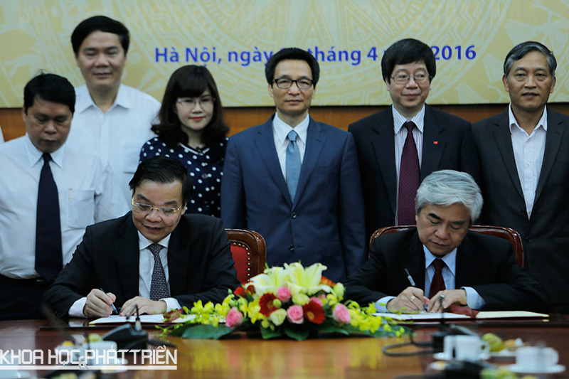 Bộ trưởng Bộ Khoa học và Công nghệ Chu Ngọc Anh nhiệm kỳ 2016-2020 và Bộ trưởng Nguyễn Quân nhiệm kỳ 2011-2016 cùng ký nhận bàn giao công tác bộ trưởng. Ảnh Loan Lê.