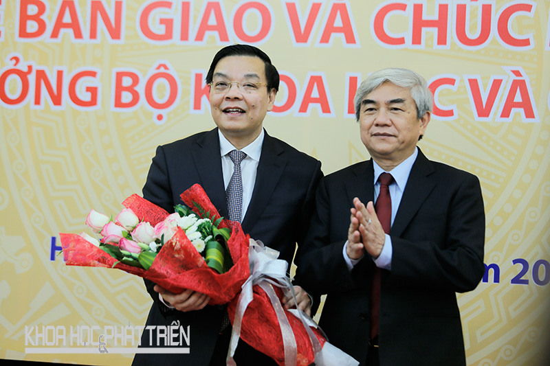 Nguyên Bộ trưởng Nguyễn Quân tặng hoa chúc mừng Bộ trưởng Chu Ngọc Anh. Ảnh: Loan Lê.