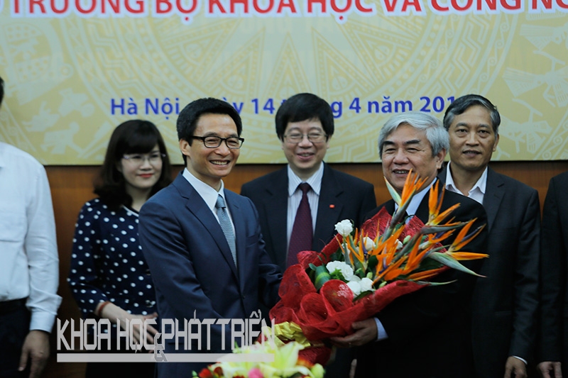 Phó Thủ tướng Vũ Đức Đam tặng hoa chúc mừng ông Nguyễn Quân đã hoàn thành nhiệm kỳ với nhiều kết quả đáng ghi nhận. Ảnh: Loan Lê.